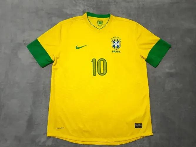Camisa Oficial Brasil 2012-2013 Nike, #10 (Ronaldinho), tamanho G (57x75cm). 
