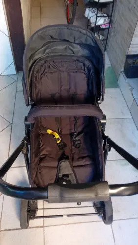 Carrinho de bebê Galzerano e bebê conforto