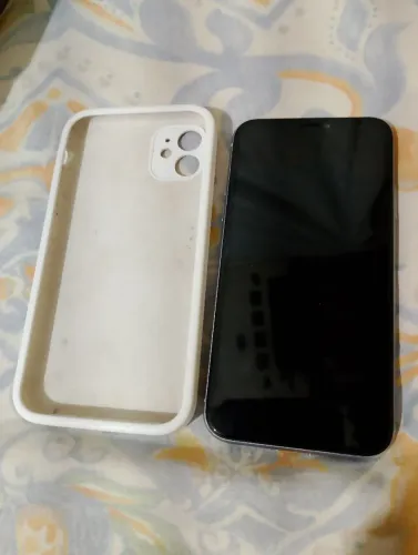 Vendo ifone 11 sem detalhes com carregador no precinho . Obs:marcas de uso 