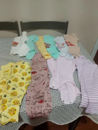 Vende lote de roupinhas feminina recém nascido ao tamanho P.