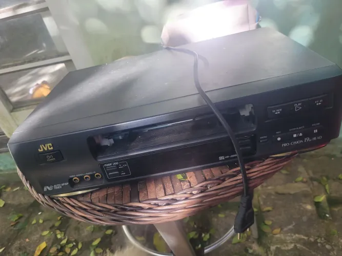 Vídeo Cassete JVC com defeito