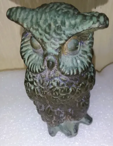 Antiga Escultura em metal cinzelado representando Coruja