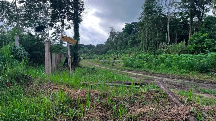 terreno/lote de 7.000² quadrados. Com casa ?. E rio nós fundos ? POR APENAS 173mil