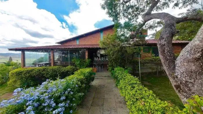 Casa de condomínio com 05 suítes e piscina privativa à venda em Gravatá/PE!