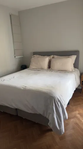 Cama Queen com Cabeceira Estofada e Baú Bipartido - R$ 1.500