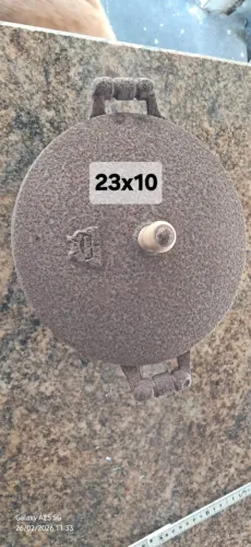 Panelas de barro e outra de ferro