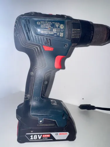 Parafusadeira Bosch com carregador ótima qualidade! Modelo GSB 18V-50