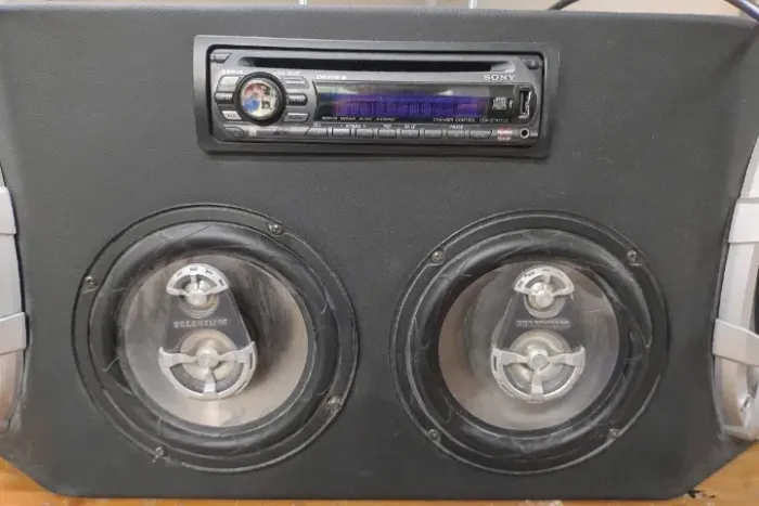 Caixa de Som com rádio/CD/MP3 automotivo