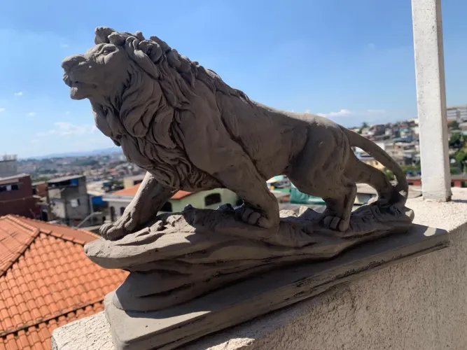 Leão na pedra de cimento 