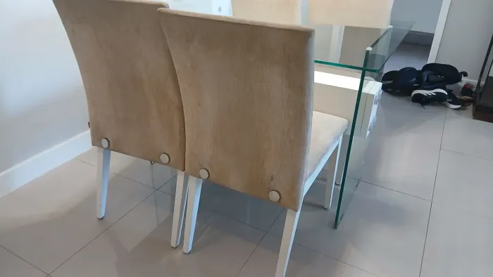 Mesa de vidro com 4 cadeiras acompanham 4capas cor marfim e 4 capas cor azul