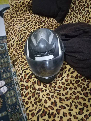 Vendo capacete higienizado e retocado a pintura preto fosco tamanho 60
