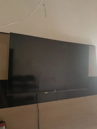 Televisão smart 32 polegada quebrada para aproveitar os componentes áudio funcionando