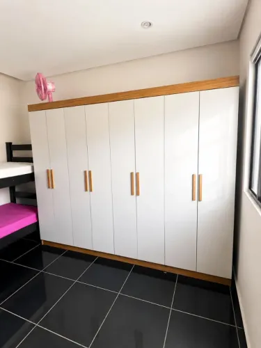 Vende se guarda roupa, sem detalhes super espaçoso