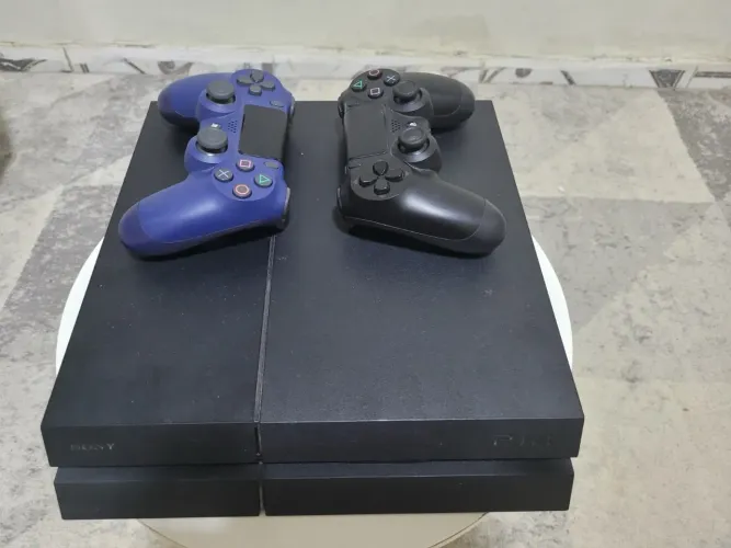 PlayStation 4 PS4 1TB + 2 controles