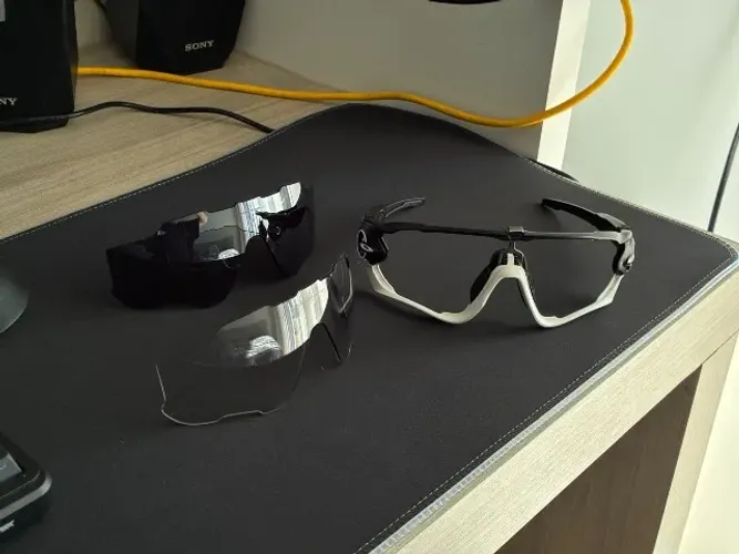 Óculos Oakley Jawbreaker com duas lentes 1 Prizm e 1 Photochromic