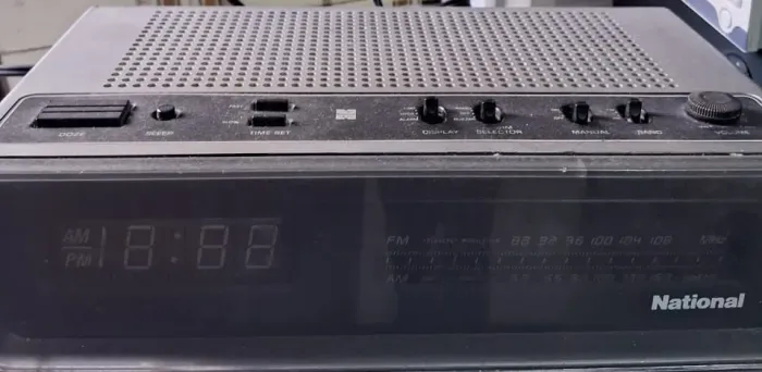 Rádio relógio AM / FM National