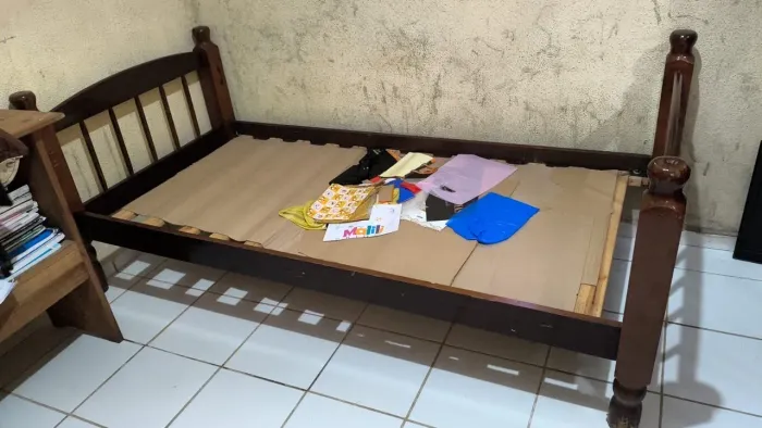 Vende se armação de cama Está apenas com uma ripa quebrada Valor a negociar