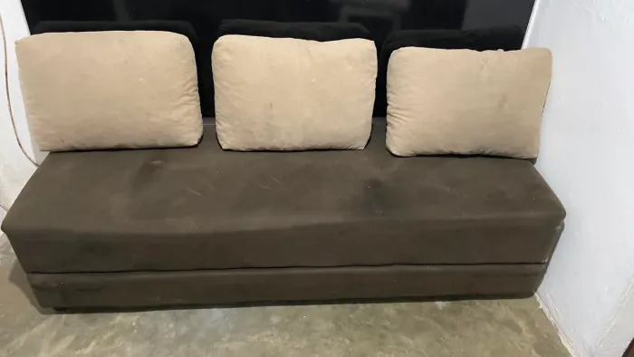 Sofá cama, ou bicama, acompanha almofadas