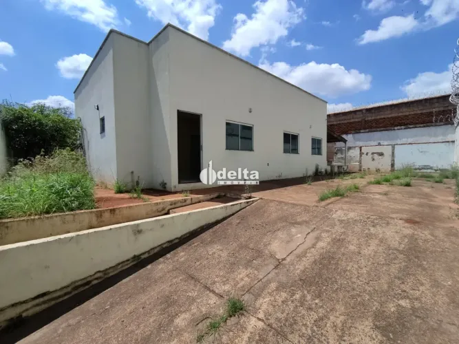 Casa com 2 suítes disponível para locação no bairro Cazeca em Uberlândia-MG