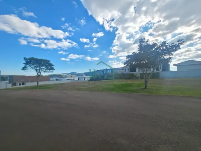 Excelente terreno á venda Residencial Campo da Cachoeira em Poços de Caldas MG.
