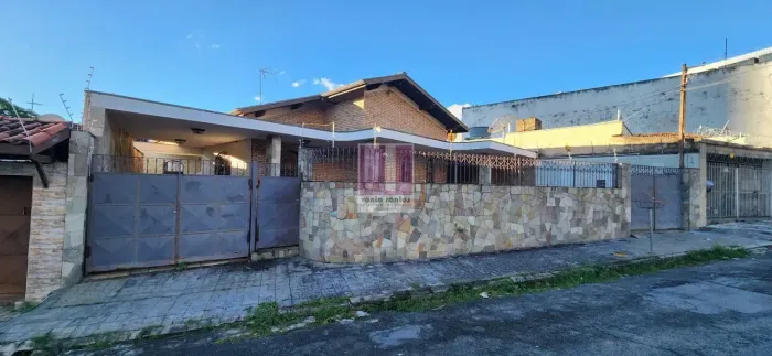 Ampla casa com 15 metros de frente no centro de Taubaté, ideal para fins comerciais ou res