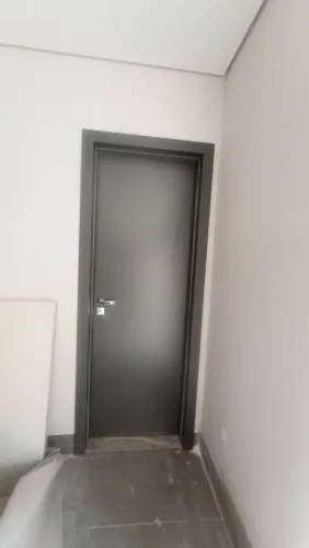 ?Montagem de porta de madeira ?