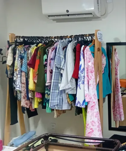 Araras e cabides de loja de roupas