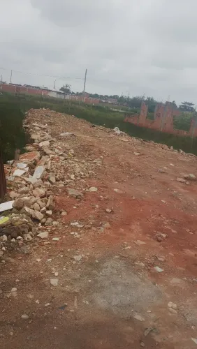 Terreno aterrado e com as sapatas do muro cavadas