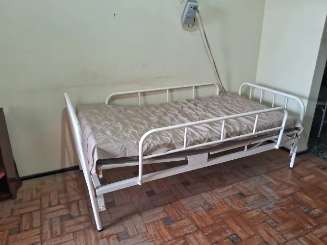 Vende-se Cama hospitalar, Cadeira de rodas e Cadeira de Banho