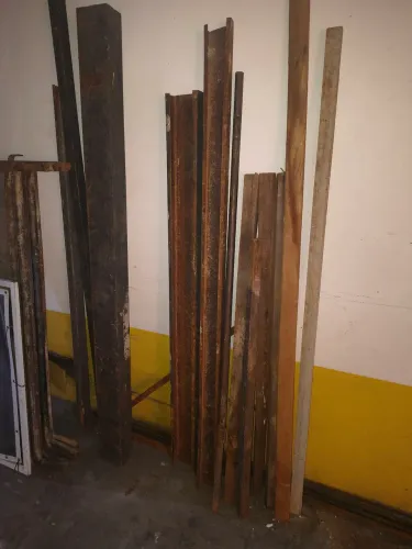 Resto de obra: aço, perfis, vigotas de madeira de lei