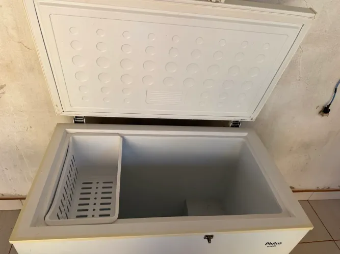 Vendo um freezer de porta
