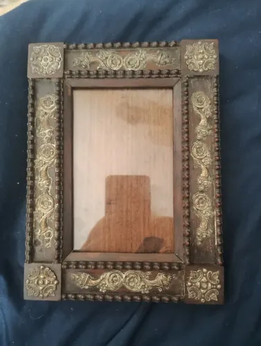 Lindo Porta Retrato em Jacarandá Maciço e Aplique em Prata de Lei Português