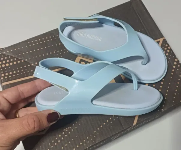 Sandália infantil melissa na cor azul claro, tamanho 25 usada em perfeito estado