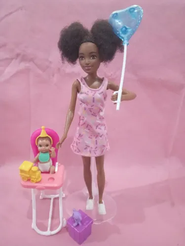 Barbie babysistter negra, em.bim.estado e com todas as peças originais!!