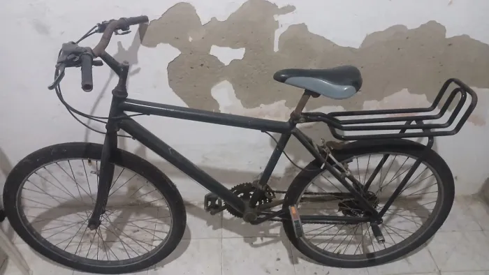 Bicicleta aro 26 com bagageiro e pedal de apoio (preço negociável) n sei pq n aparece a ft