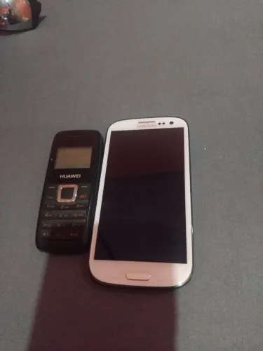 Celulares antigos com defeitos