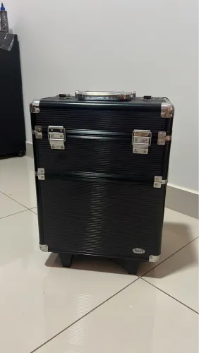 Vendo essa maleta de maquiagem
