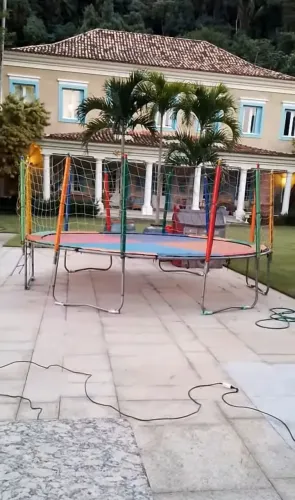 Cama elástica pula-pula grande