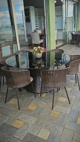 Conjunto de mesa com 6 cadeiras
