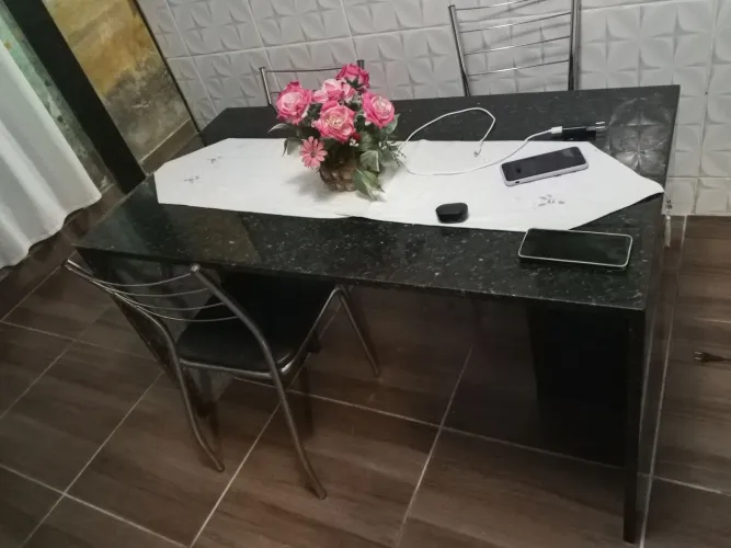 Mesa de mármore preta