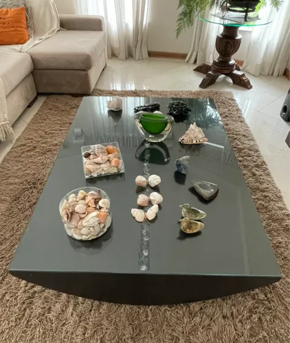 Mesa de centro grande 1,40m x 1,00m com tampo de vidro - Moderna - Opção com decoração