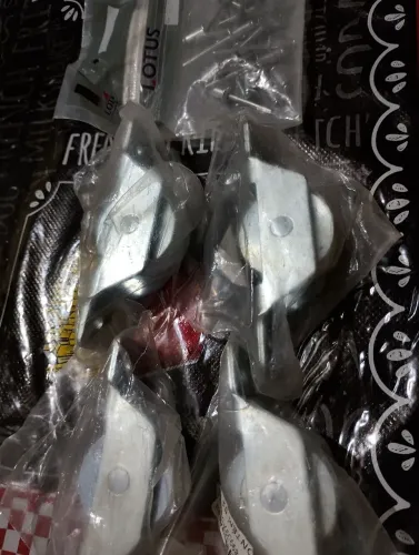 Kit com 4 rodas um U acompanha os rebites para instalação no portão.