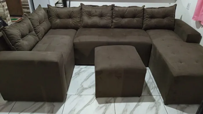 Sofá ? grande 3 peças com puff de centro