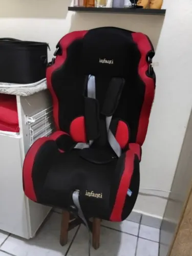 Cadeirinha de Carro Infanti Reclinável Preta e Vermelha