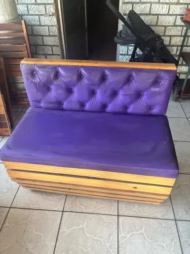 ? VENDO 2 SOFÁS DE MADEIRA COM ESTOFADO ROXO! ?