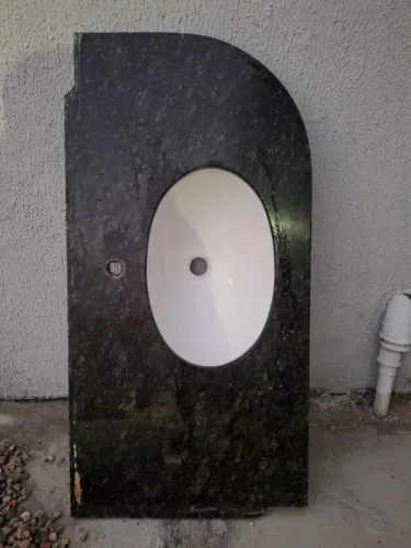 Vendo ou troco Bancada granito preto com cuba oval. Bancada 1 x 1.50 e cuba 42 x 27.