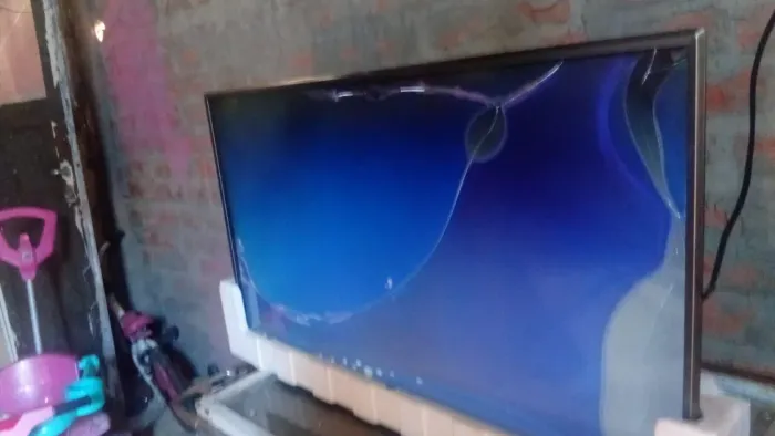Vendo tv 43 pol com defeito