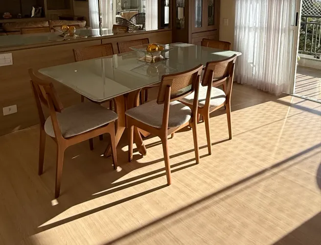 Conjunto de mesa de jantar e 6 cadeiras