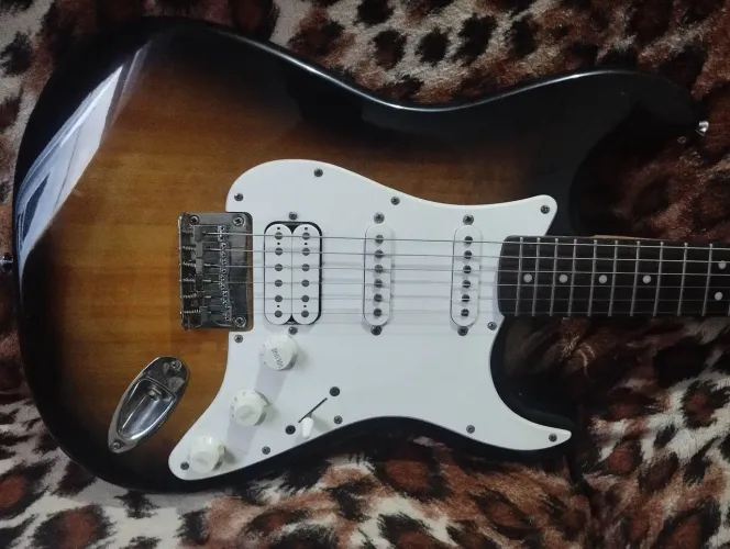 Guitarra Fender Squier Strato Bullet ( Indonésia 2019 )