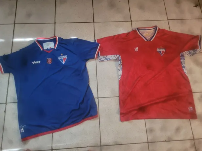 Duas camisas do Fortaleza